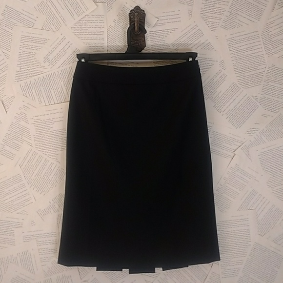 Ann Taylor Dresses & Skirts - Ann Taylor Black Pencil Skirt w/ Pleats Sz 0 EUC
